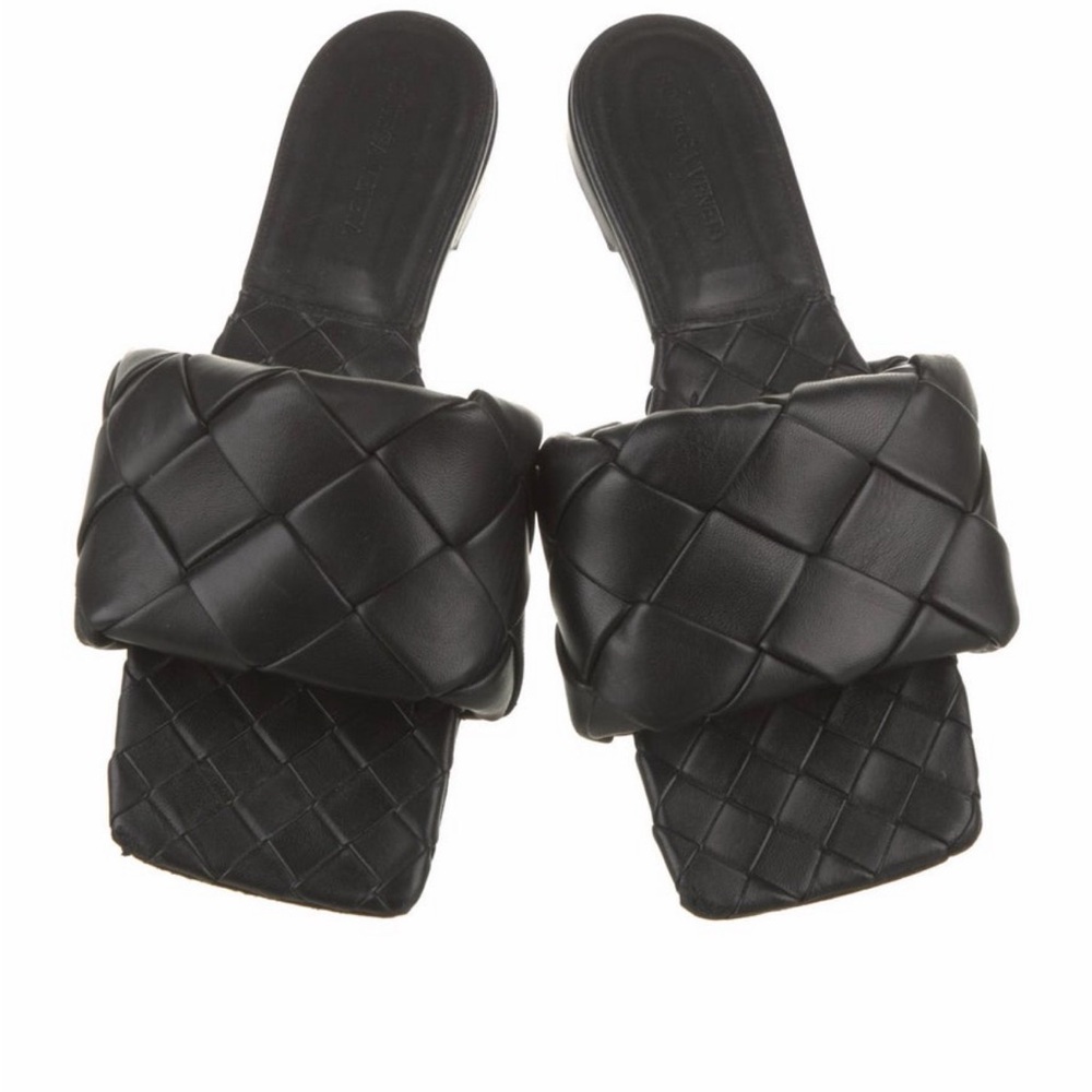 Bottega veneta intrecciato weave flat black leather sandals